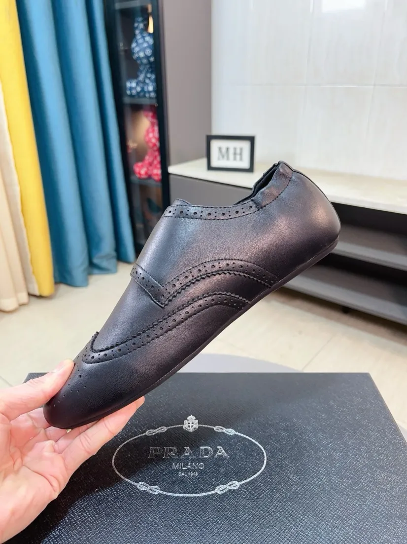 Men's shoes 💰560🌸🌸Men's shoes 💰prada/Prada New men's spliced ​​casual sports shoes. These sports shoes use exquisite stitching technology to outline a unique geometric texture, and contemporary lines and details reinterpret the classic sports style. The upper is made of ultra-official material, and the inner foot pad is made of cow leather. It is light and breathable, practical and versatile, and the outsole has a laser logo to create a comfortable wearing experience. Comes with full set of original packaging dust bag! Size: 38-44 (45 customized)